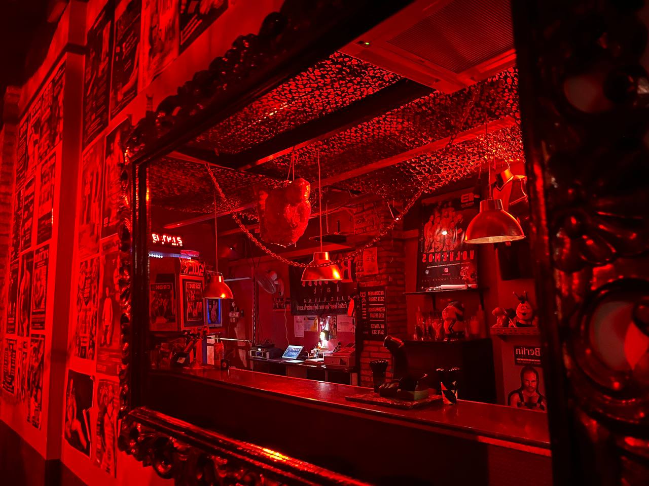 photo_2025-08-03_05-18-40 Imagen del bar reflejada en un espejo