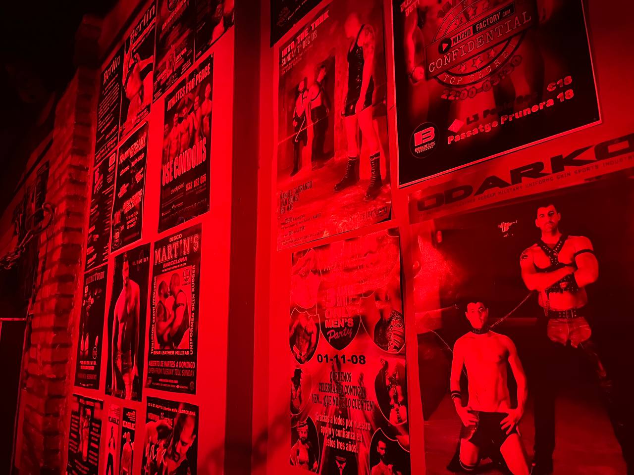 photo_2025-08-03_05-19-11 Pared del BerlinDark con posters vintage de eventos