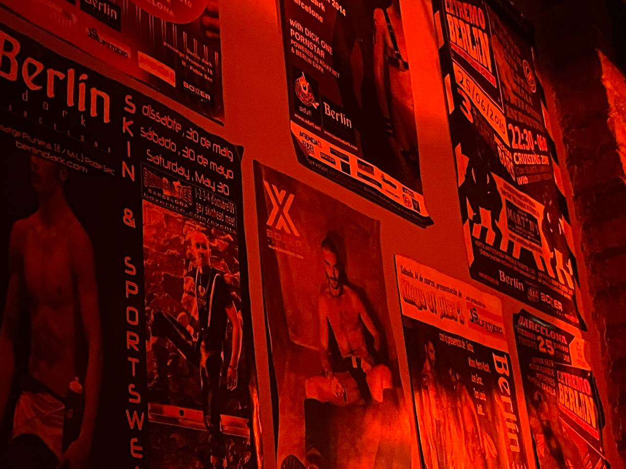 photo_2025-08-03_05-20-18 Pared del BerlinDark con posters vintage de eventos